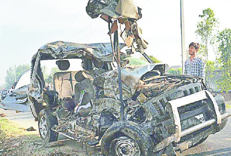 Car Accident in Bijnor, three deaths, photos