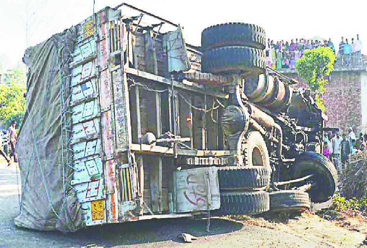 Car Accident in Bijnor, three deaths, photos