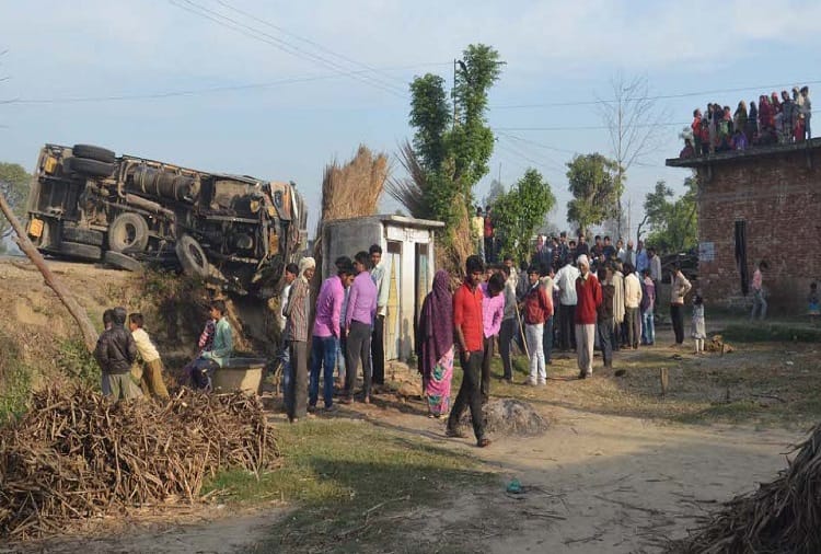 Car Accident in Bijnor, three deaths, photos