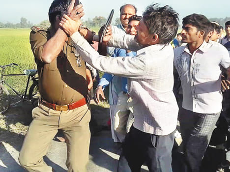 ग्रामीणों ने चौकी इंचार्ज को पीटा।