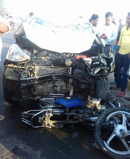 तेज रफ्तार कार की टक्कर से बाइक सवार चचेरे भाई-बहन की मौत