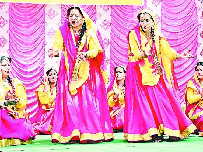 कहलूर लोकोत्सव में कलाकारों ने बिखेरी लोकगीतों की छटा