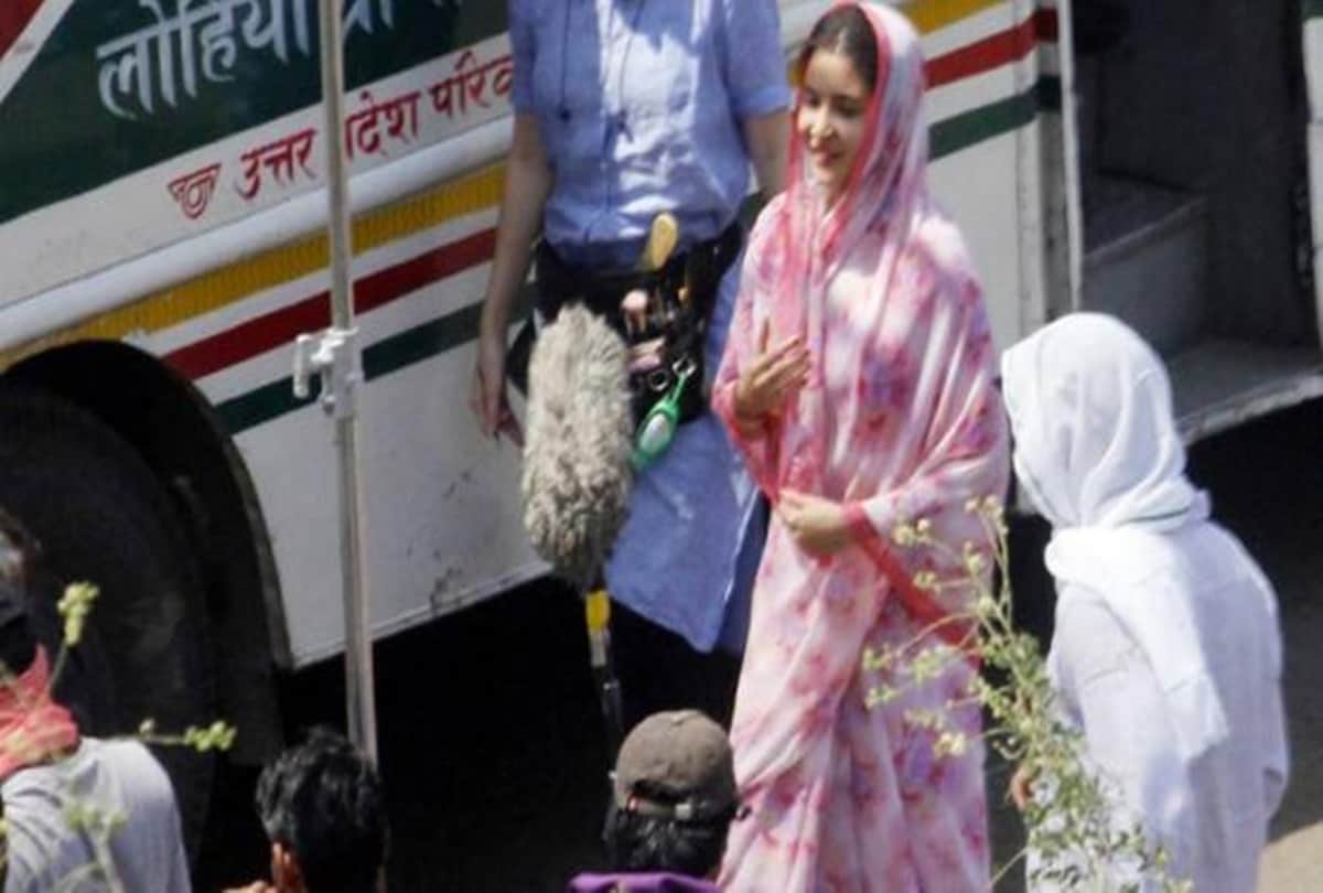 Anushka Sharma spotted in simple saree at Bhopal bus stand