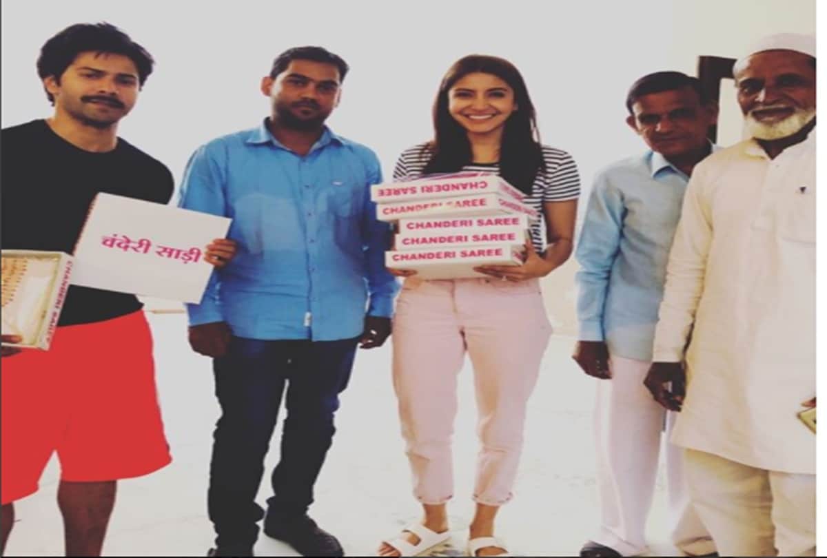 Anushka Sharma spotted in simple saree at Bhopal bus stand