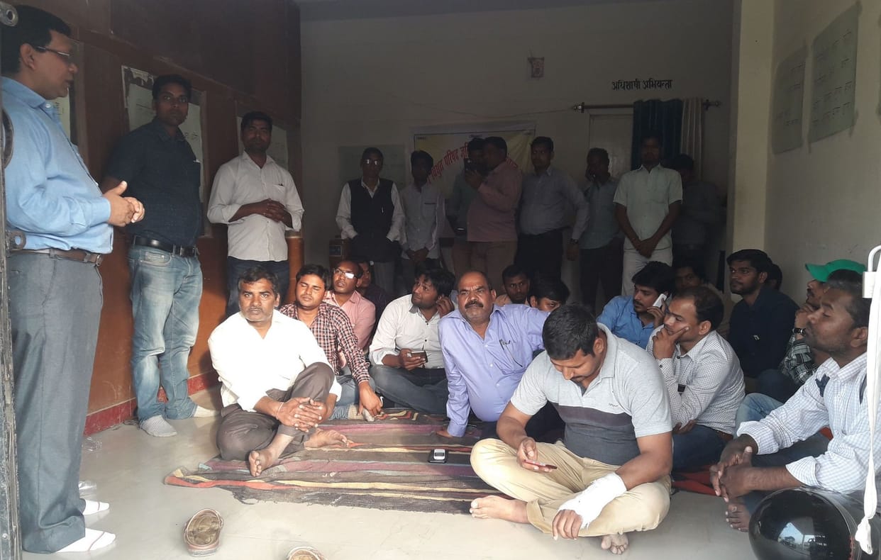 निजीकरण के विरोध में अभियंताओं ने दिया धरना