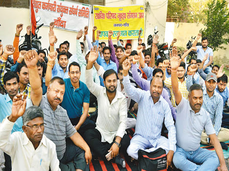 Electricity employees protest against privatization