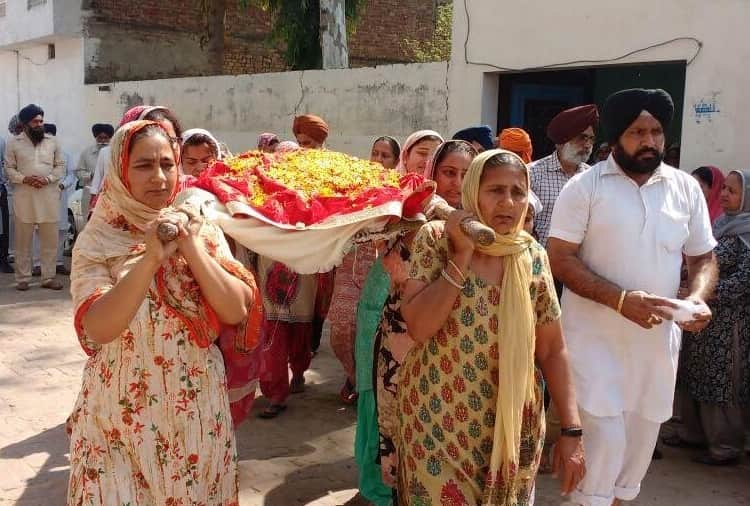 Father Funeral by Four Daughters in Bernala of Punjab
