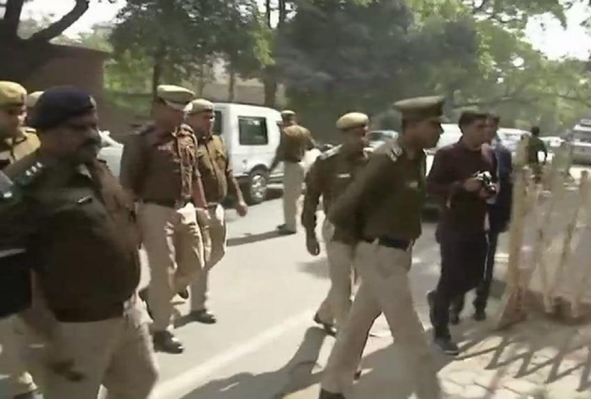 a woman hanged himself in delhi