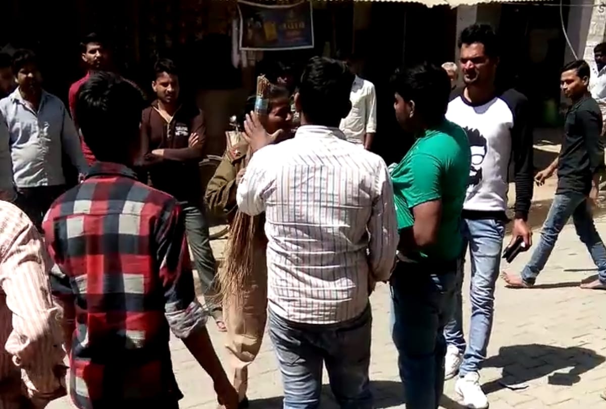 lady head constable beaten pick up driver for not giving lift