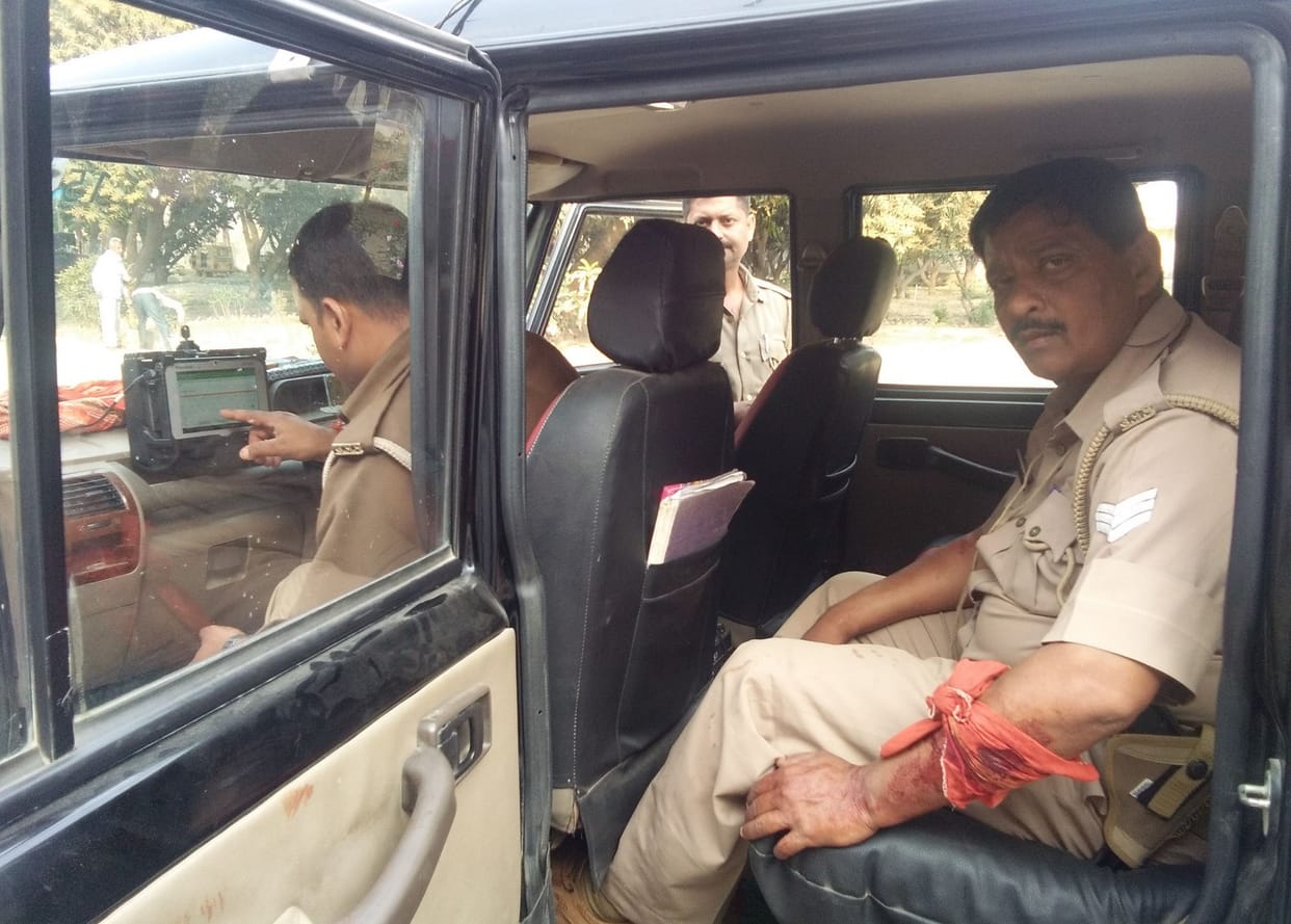 हेड कांस्टेबल पर फावड़े से हमला