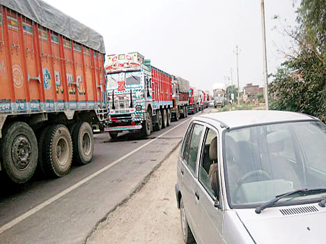 Truck axle broken, seven km long jam