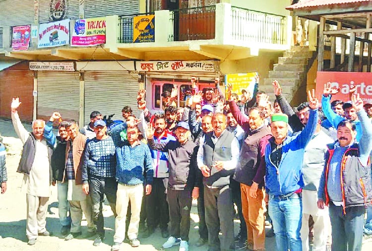 मडावग पुलिस चौकी बंद करने पर प्रदर्शन