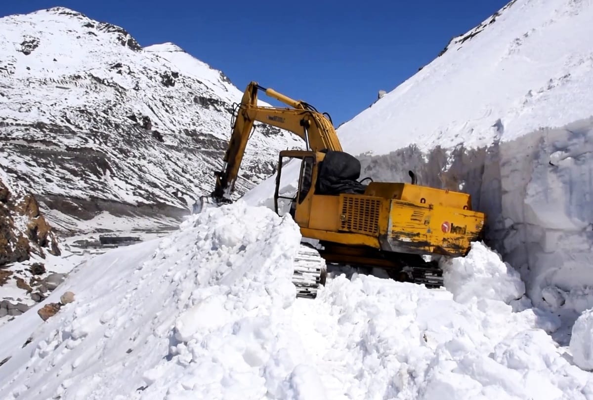 Border road organisation clearing snow from Manali Leh road