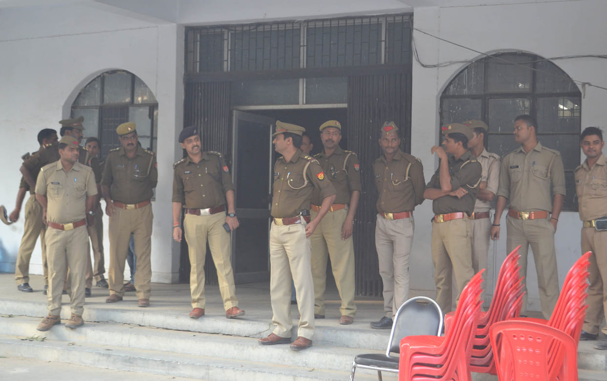 कड़ी सुरक्षा में शराब की दुकानों का आवंटन हुआ