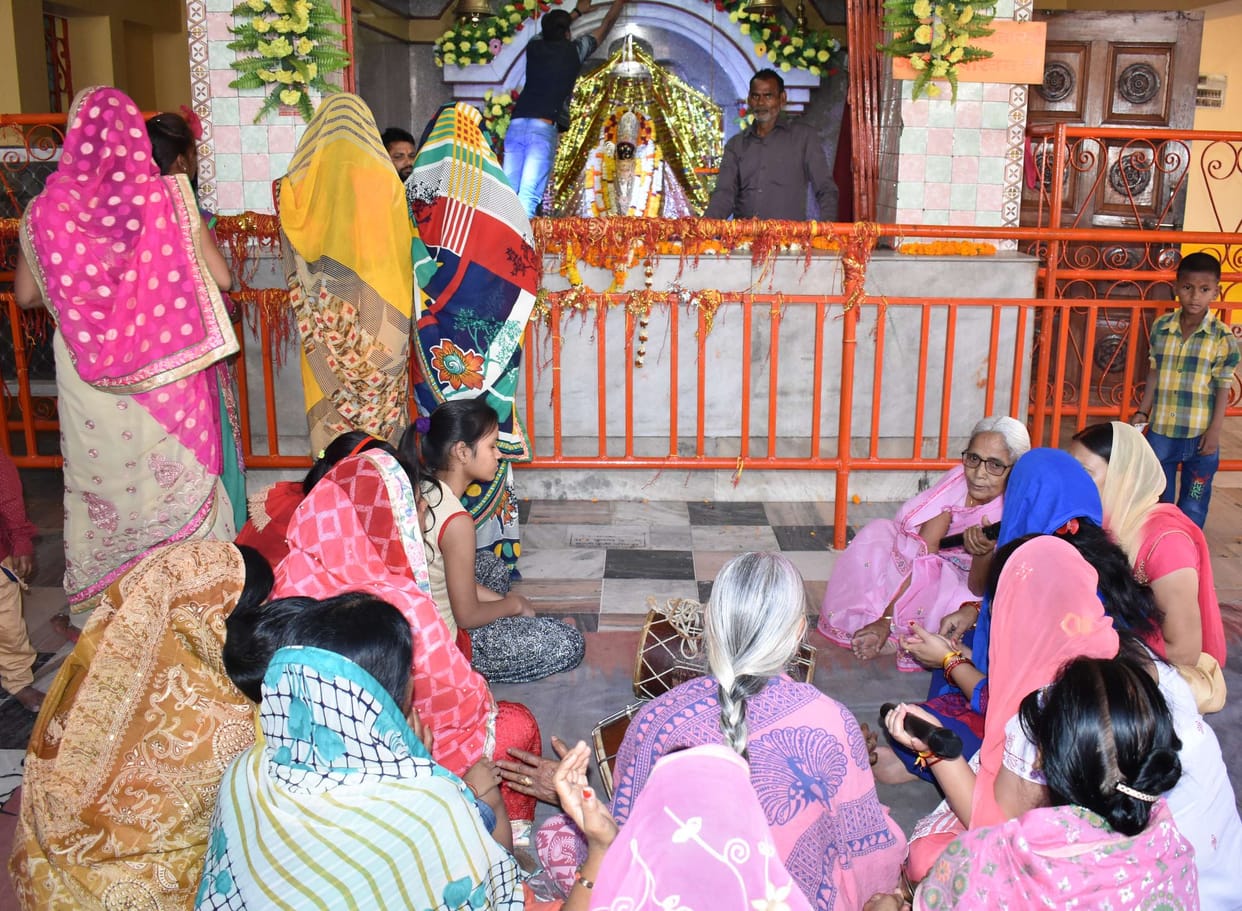 चैत्र नवरात्रि पर कलश स्थापना, मंदिरों में भक्तों ने टेका मत्था