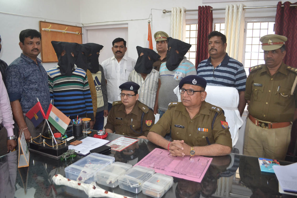 Jeep pick-up with five thieves arrested