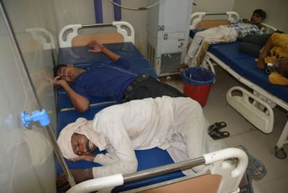 firozabad one died and twelve injured in road accident 