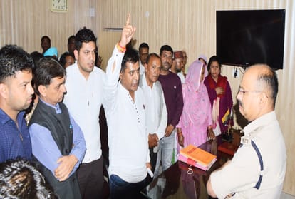ruckus in sp office una by congress party workers and mla