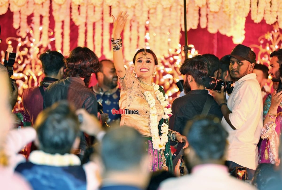 view pics of swara bhaskar dancing at delhi railway station