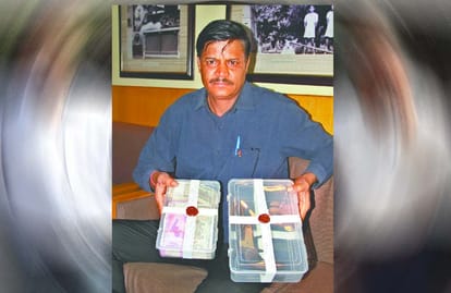   the chief  of Thak-Thak Gang  use to go with airplane to pick stolen goods from the  gang members.