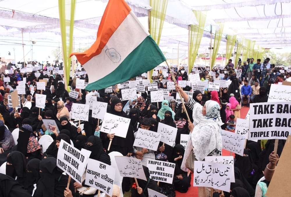 muslim women protest against triple talaaq bill in lucknow.