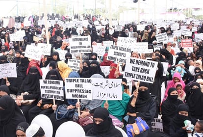 muslim women protest against triple talaaq bill in lucknow.