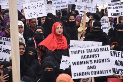 muslim women protest against triple talaaq bill in lucknow.