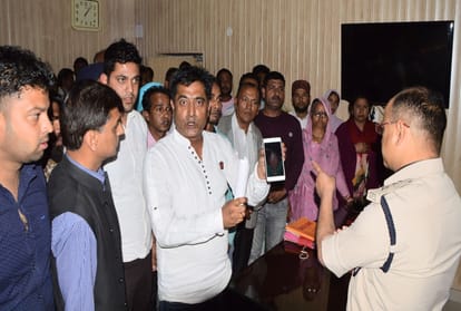 ruckus in sp office una by congress party workers and mla