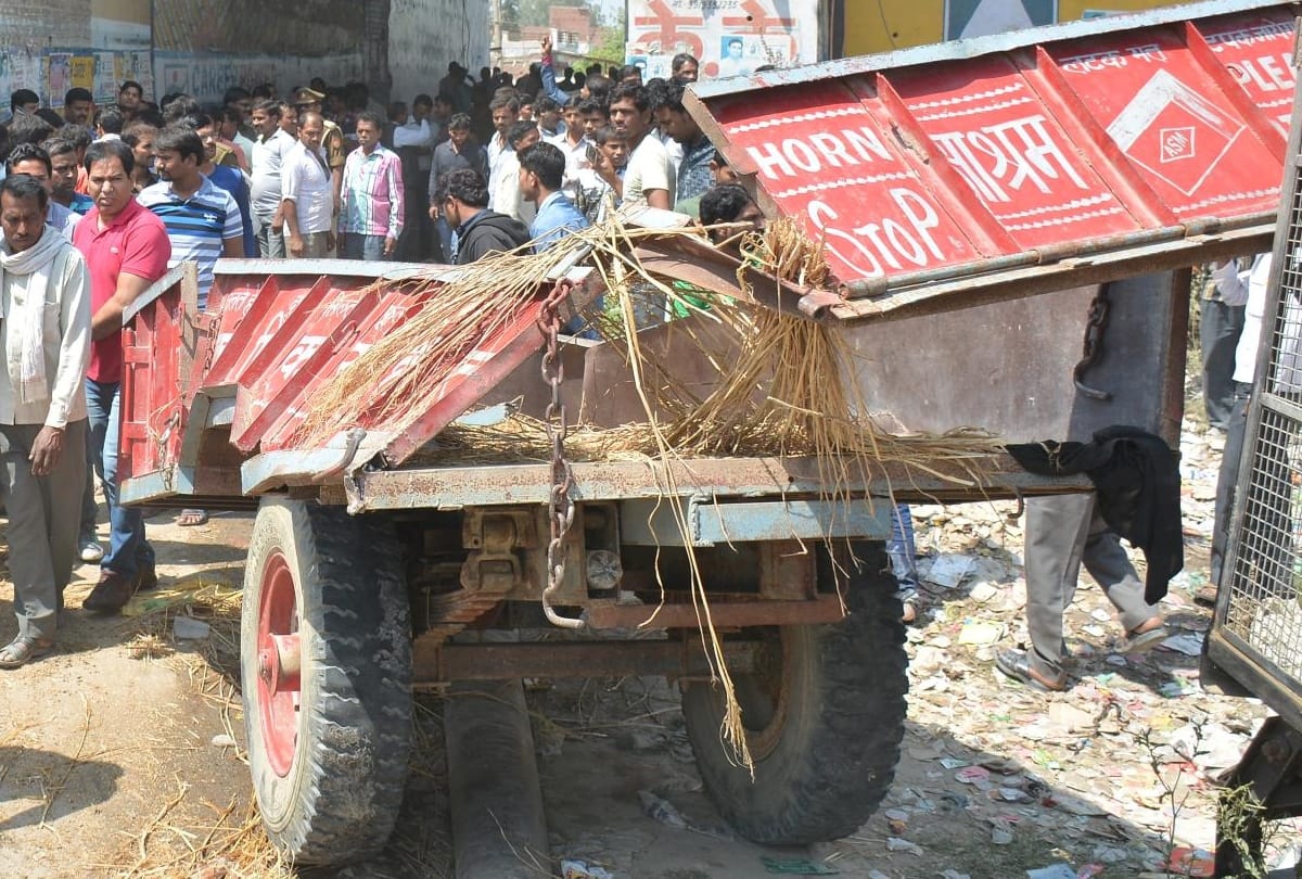 fifty eight people were travelling in tracktor while got accident
