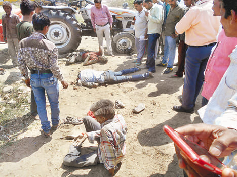  दुर्घटना के बाद जीटी रोड किनारे पड़े घायल।