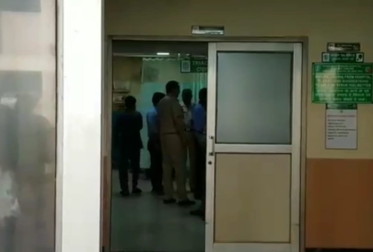 acid attack on ghaziabad girl in auto 5 others also injured, one girl is on police suspect list