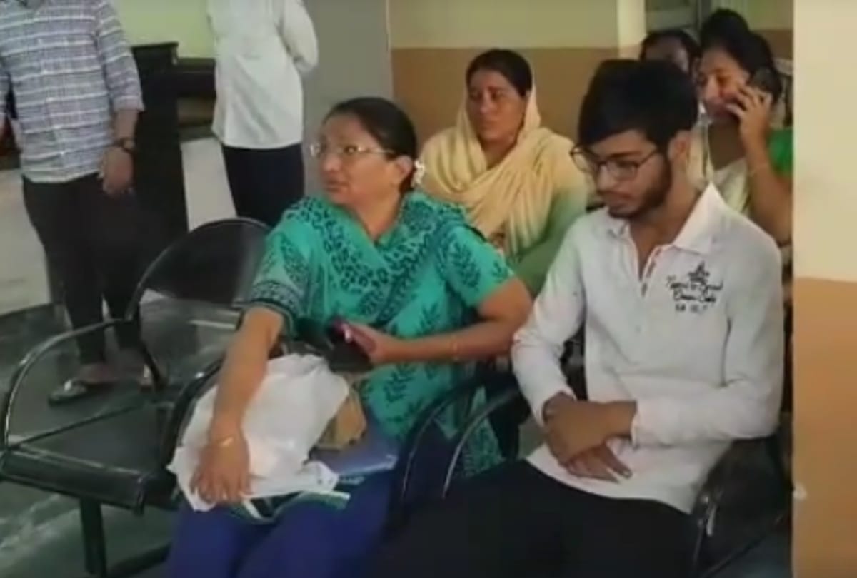 acid attack on ghaziabad girl in auto 5 others also injured, one girl is on police suspect list