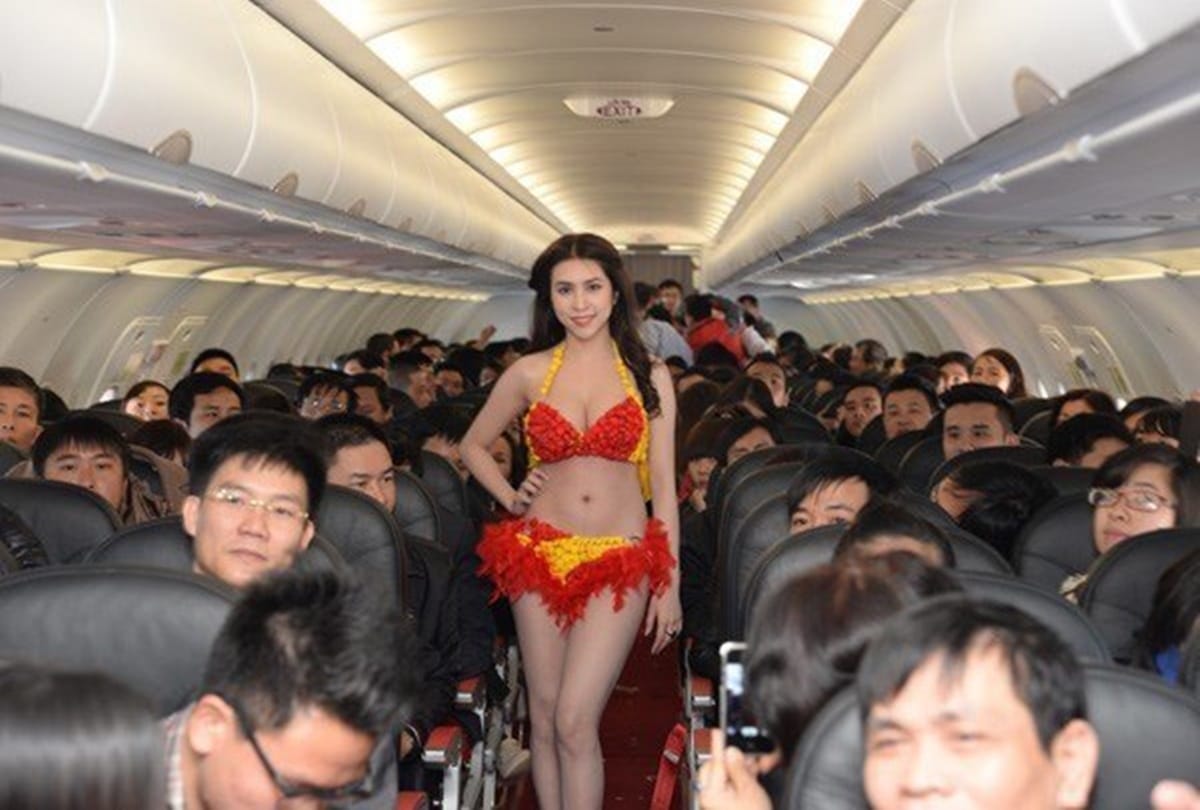 Airhostes looks in Bikini in vietjet airline now coming to india