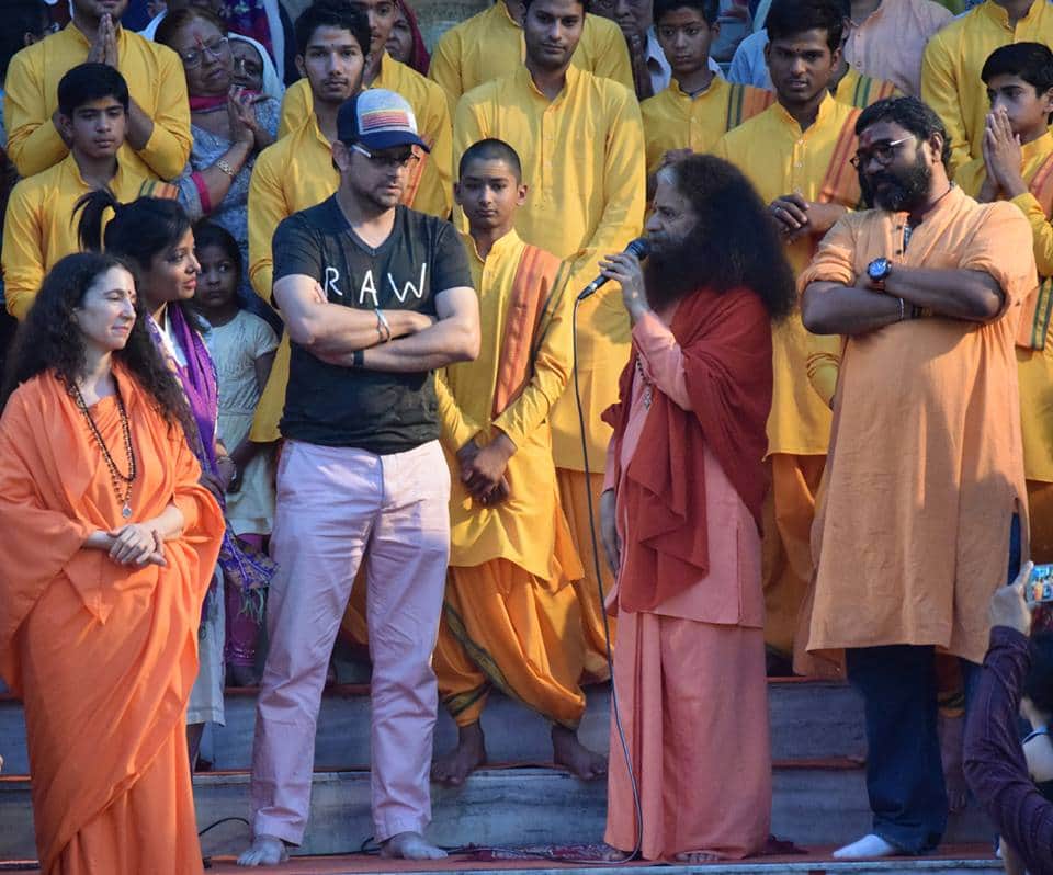 Batti gul meter chalu director do ganga aarti in parmarth niketan,Dehradun