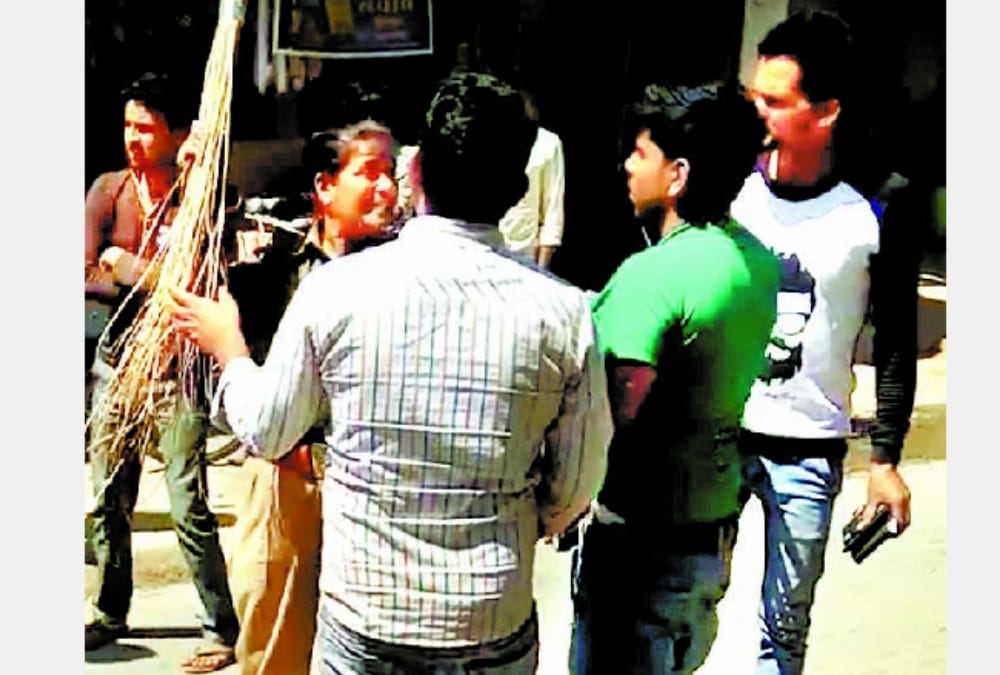 a woman sub inspector beats a driver in amethi.