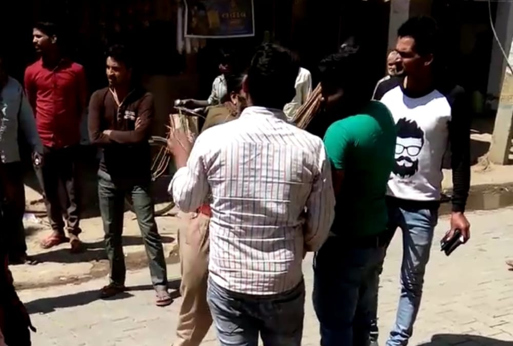 a woman sub inspector beats a driver in amethi.