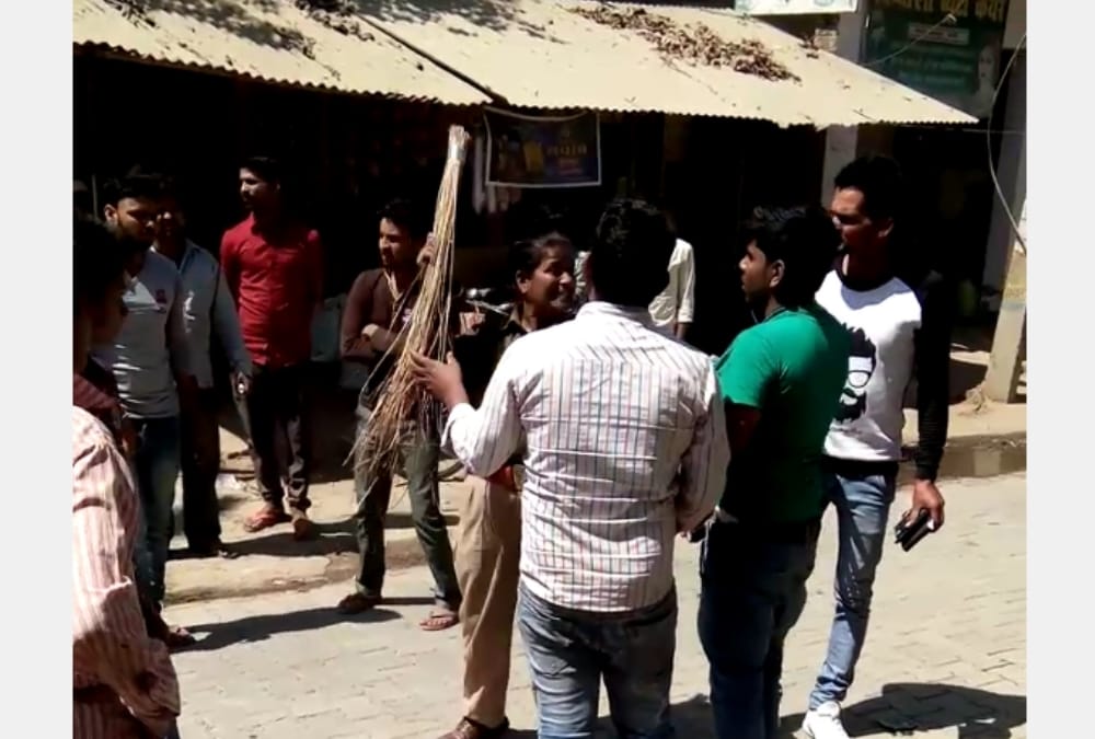 a woman sub inspector beats a driver in amethi.