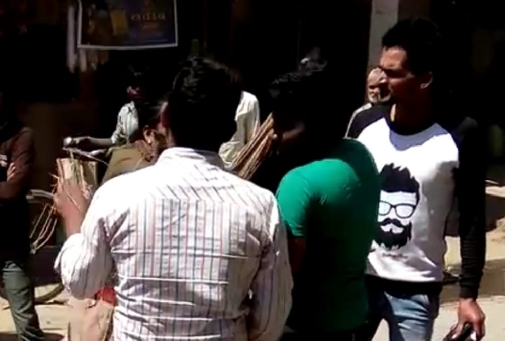 a woman sub inspector beats a driver in amethi.