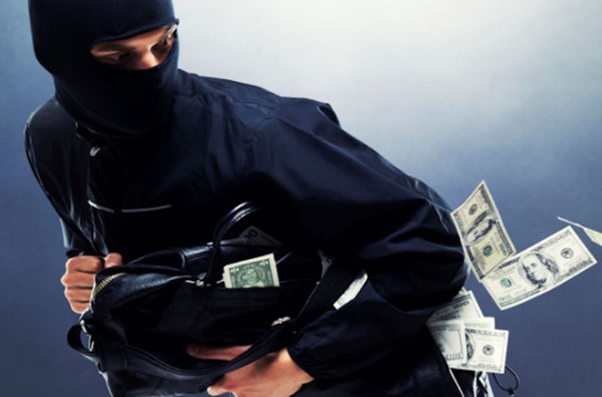 two men posing as couple tried to rob a doctor but the wig of other accused exposed them