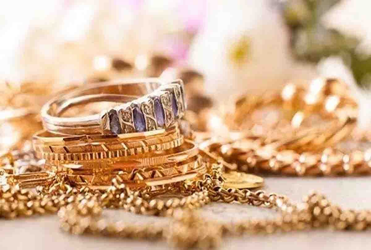 two men take jewelry of womens in farrukhabad