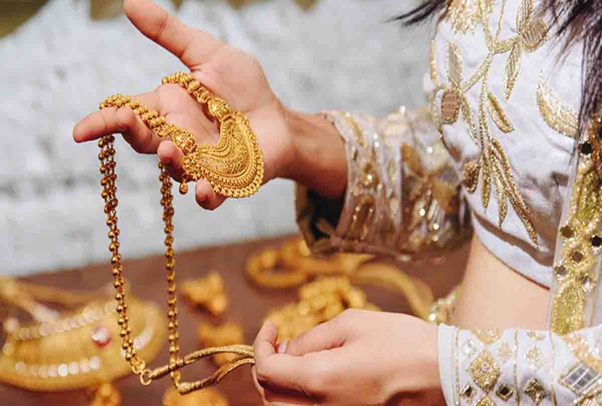 two men take jewelry of womens in farrukhabad