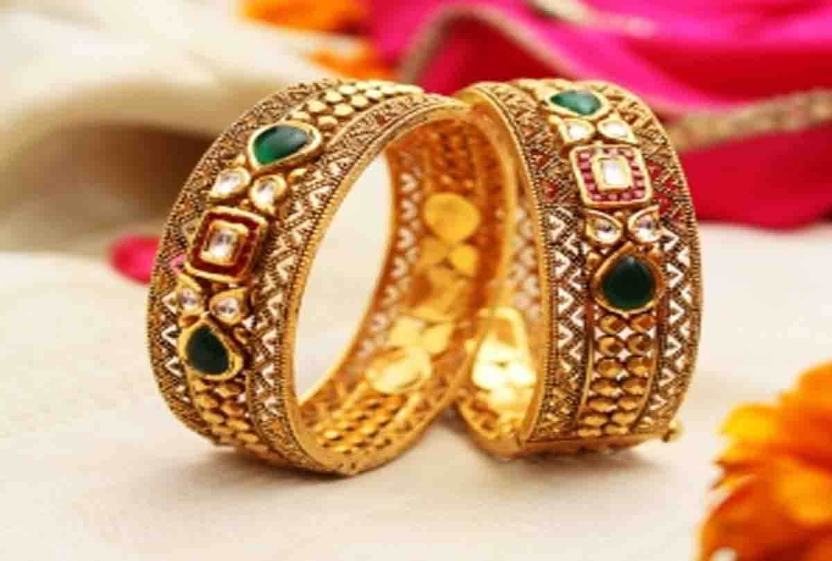 two men take jewelry of womens in farrukhabad