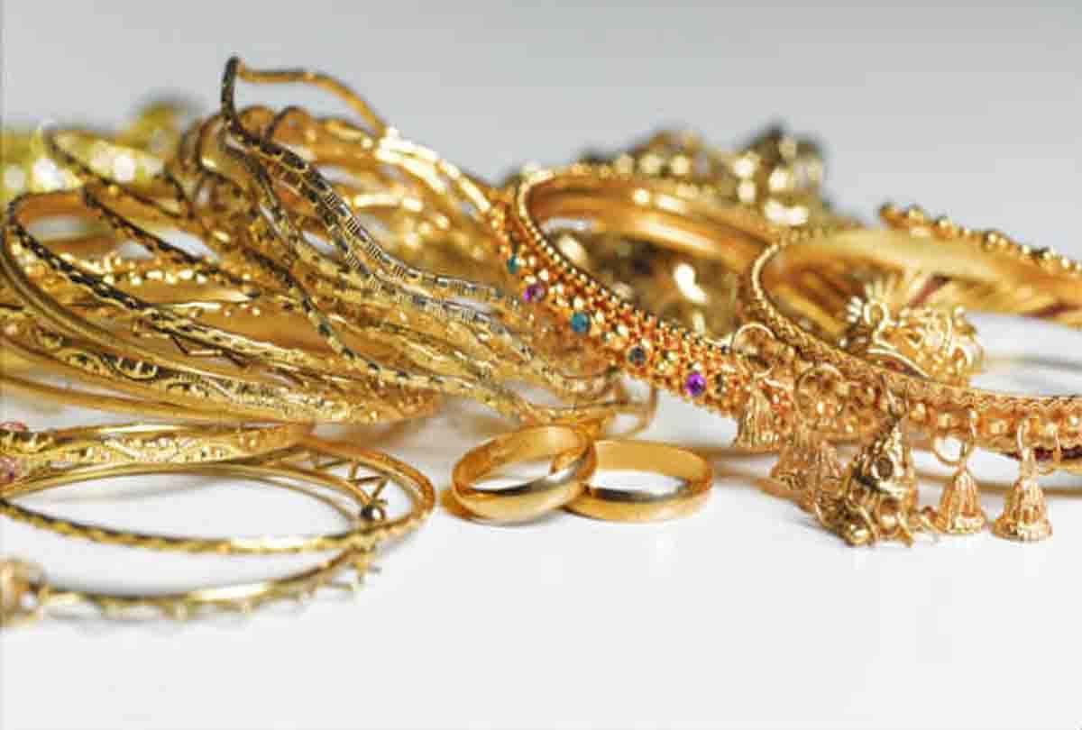 two men take jewelry of womens in farrukhabad