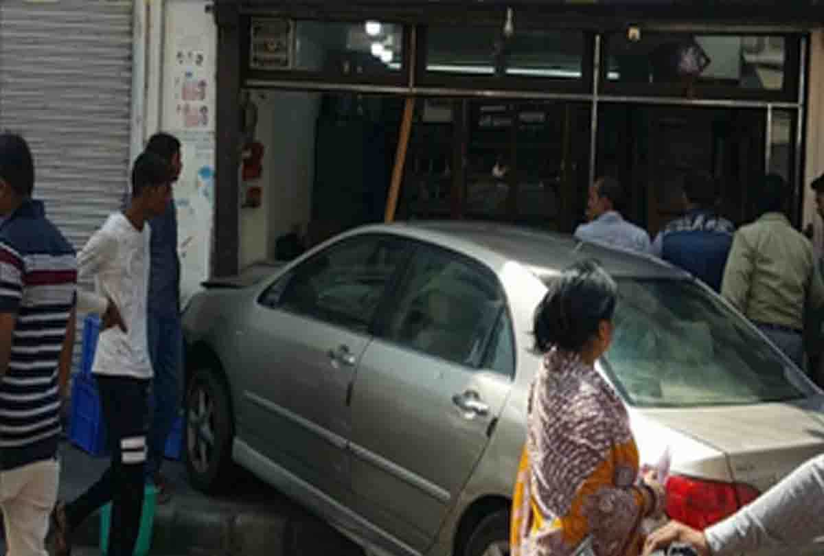 uncontrolled car in kanpur