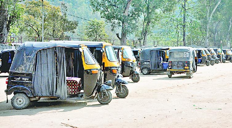 एचआरटीसी की टैक्सियों के विरोध में ऑटो चालकों का बवाल