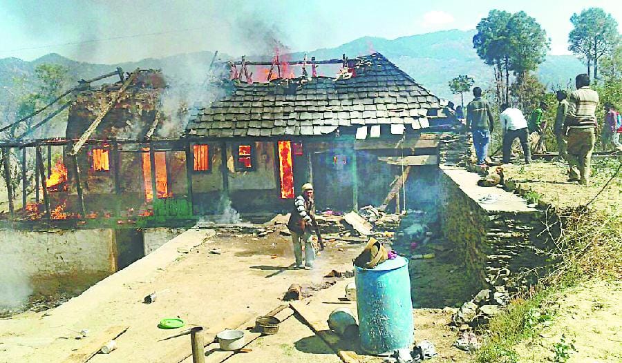 छह परिवारों के 30 लोगों का आशियाना राख