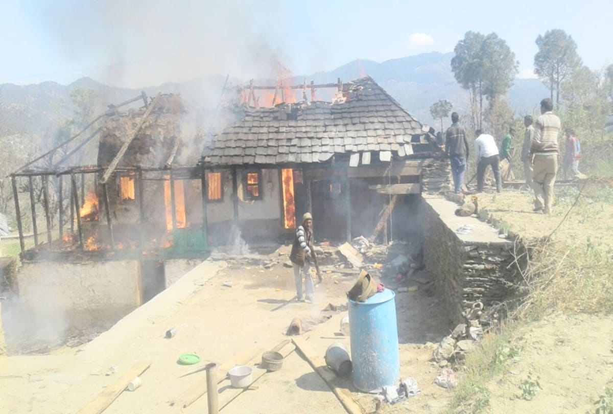house on fire at karsog mandi, sixty lakh rupees loss
