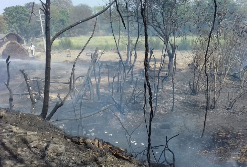 fire in a village in barabanki.