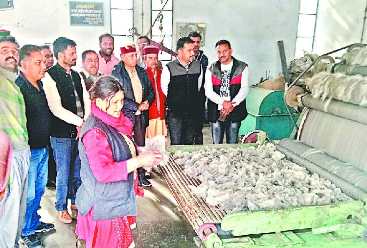 खादी ग्रामोद्योग के उपाध्यक्ष ने ज्यूरी में ऊन पिंजाई केंद्र का किया औचक निरीक्षण