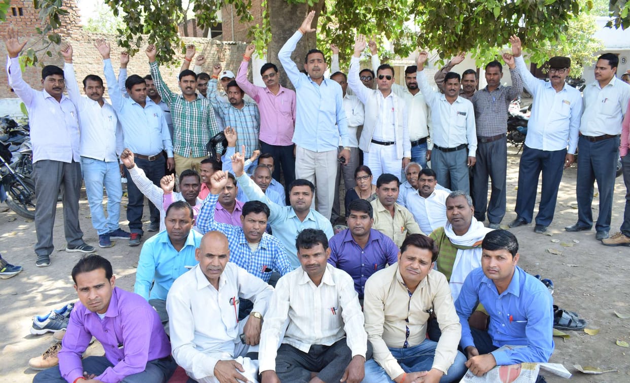 शिक्षकों के हंगामा के कारण देर से शुरू हुआ मूल्यांकन